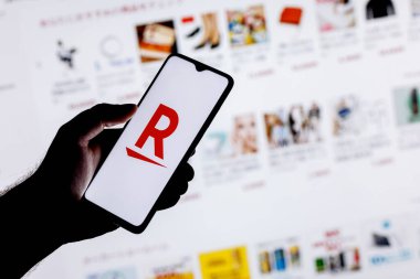 Kazan, Rusya - 12 Ekim 2021: Rakuten Grubu Japon elektronik ticaret ve çevrimiçi perakende satış şirketidir. Elinde Rakuten logosu olan akıllı bir telefon..