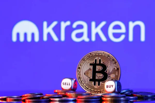 Kazan, Rusya - 12 Ekim 2021 Kraken kripto para değişimi. Kraken logosunun arka planında iki adet madeni para birikintisi olan altın bitcoin. Satın al-sat seçimi konsepti.