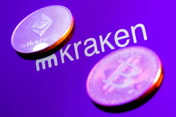 Kazan, Rusya - 12 Ekim 2021 Kraken kripto para değişimi. Bitcoin ve Ethereum ile çevrili Kraken logosu.