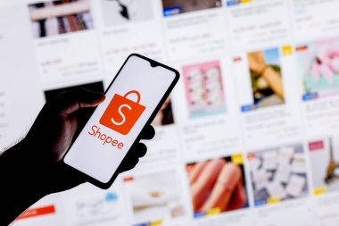 Kazan, Rusya - 14 Ekim 2021 Shopee bir e-ticaret teknoloji şirketidir. Sitedeki katalogun arka planında Shopee logosu olan bir akıllı telefon..