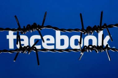 Kazan, Rusya - 19 Ekim 2021: Dikenli tellerin arkasında Facebook sosyal ağ logosu. Facebook sansür ve yasaklama kavramı..