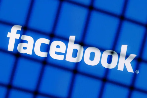Kazan, Rusya - 19 Ekim 2021: Facebook sosyal ağının logosu parmaklıklar ardında. Facebook sansür ve yasaklama kavramı..