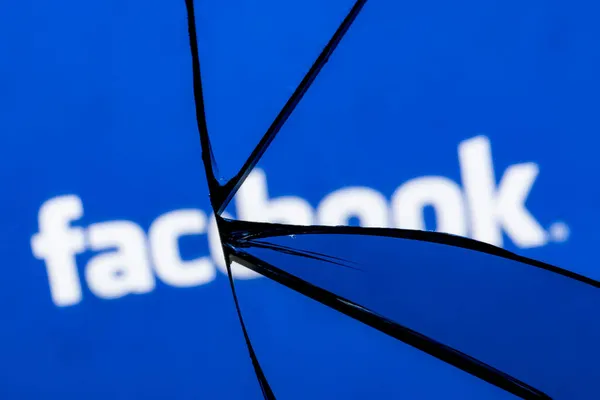 Kazan, Rusya - 19 Ekim 2021: Facebook sosyal ağının logosu kırık bir aynanın yansımasında. Facebook 'un çalışmasındaki problem kavramı.
