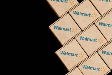 Kazan, Rusya - 20 Ekim 2021: Walmart, ABD 'li çok uluslu perakende şirketi. Walmart logosuna sahip paketlerin değiştirilmiş fotoğrafı.