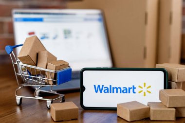 Kazan, Rusya - 20 Ekim 2021: Walmart, ABD 'li çok uluslu perakende şirketi. Ekranında Walmart logosu olan akıllı telefon, alışveriş arabası ve dizüstü bilgisayar..