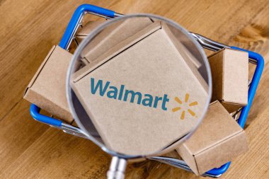 Kazan, Rusya - 20 Ekim 2021: Walmart, ABD 'li çok uluslu perakende şirketi. Alışveriş arabasındaki büyüteç altındaki bir kutunun üzerindeki Walmart logosunun değiştirilmiş fotoğrafı..