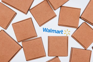 Kazan, Rusya - 20 Ekim 2021: Walmart, ABD 'li çok uluslu perakende şirketi. Paket kutularıyla çevrili beyaz bir arkaplanda Walmart logosu.