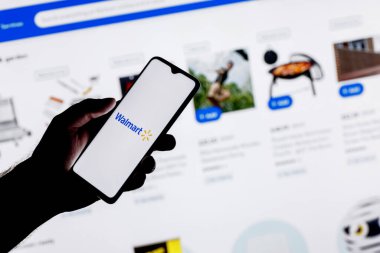 Kazan, Rusya - 20 Ekim 2021: Walmart, ABD 'li çok uluslu perakende şirketi. Web sitesi kataloğunun arka planında Walmart logosu olan bir akıllı telefon..