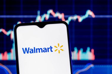Kazan, Rusya - 20 Ekim 2021: Walmart, ABD 'li çok uluslu perakende şirketi. Arkaplanda Walmart logosu olan akıllı telefon..