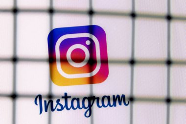 Kazan, Rusya - 21 Ekim 2021: Hapisteki sosyal ağın logosu. Instagram sansür ve yasaklama kavramı.