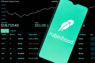 Kazan, Rusya - 19 Ekim 2021 Robinhood Markets, ABD 'li simsar ve simsar. Arkaplanda Robinhood logosu olan akıllı bir telefon. Ticari ticaret sitesinin arka sayfasında. Robinhood gösterge paneli.