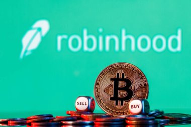 Kazan, Rusya - 19 Ekim 2021 Robinhood Markets, ABD 'li simsar ve simsar. Robinhood logosunun arka planında iki adet madeni para birikintisi olan altın bitcoin..