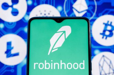 Kazan, Rusya - 19 Ekim 2021 Robinhood Markets, ABD 'li simsar ve simsar. Robinhood logosu akıllı telefon ekranında ana kripto para birimlerinin arka planına karşı.