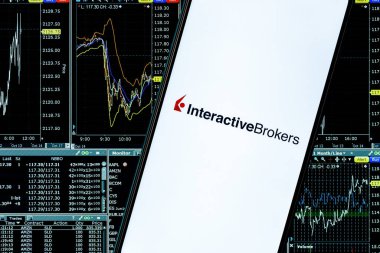 Kazan, Rusya - 21 Ekim 2021: Interactive Brokers, ABD 'li komisyoncu. Kontrol paneli web sayfasının arka planında Interactive Broker logosu olan bir akıllı telefon.
