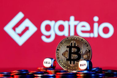 Kazan, Rusya - 24 Ekim 2021: Gate.io bir kripto döviz kurudur. Gate.io logosunun arka planında iki adet madeni para birikintisi olan altın bitcoin. Satın al-sat seçimi konsepti.