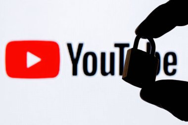 Kazan, Rusya - 24 Ekim 2021: Parmaklar Youtube sosyal medya platformunun arka planında kapalı bir güvenlik kilidi tutuyor. Youtube 'da veri güvenliği kavramı.