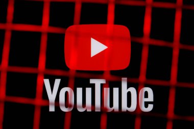 Kazan, Rusya - 24 Ekim 2021: Hapisteki Youtube sosyal medya platformunun logosu. Youtube sansür ve yasaklama kavramı.