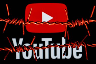Kazan, Rusya - 24 Ekim 2021: Kırık bir aynanın yansımasında Youtube sosyal medya platformunun logosu. Youtube 'un çalışmasındaki problem kavramı.