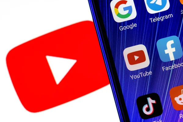 Kazan, Rusya - 24 Ekim 2021: Akıllı telefon ekranındaki diğer uygulamalar arasında Youtube sosyal medya platformu uygulamasının simgesi. Arka planda Youtube logosu var..