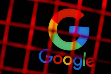Kazan, Rusya - 26 Ekim 2021: Teknoloji şirketi Google 'ın logosu parmaklıklar ardında. Google sansür ve yasaklama kavramı.