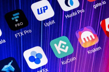 Kazan, Rusya - 26 Ekim 2021: Akıllı telefon ekranında birkaç popüler şifreleme değişiminin uygulama simgeleri