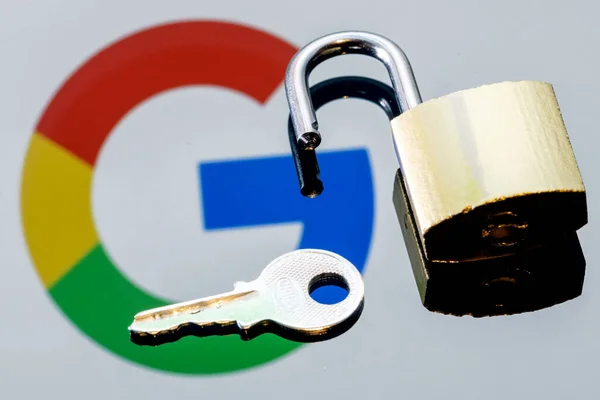 Kazan, Rusya - 26 Ekim 2021: Google teknoloji şirketi logosunun arka planında açık güvenlik kilidi ve anahtarı ayna yansımasında.