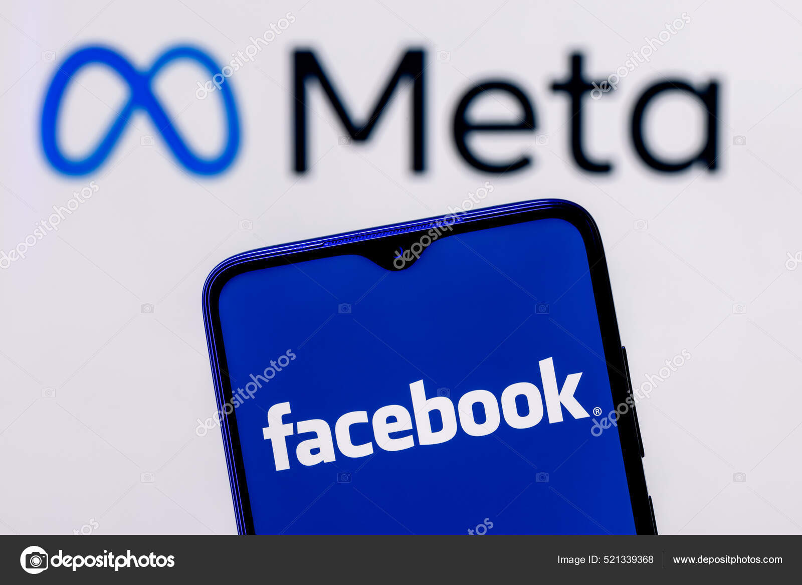2021年10月28日俄罗斯喀山Facebook更名为Meta 在Meta标志背景上带有Facebook标志的智能手机—— 库存社论照片©  stLegat #521339368
