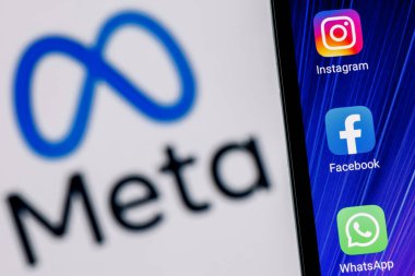 Kazan, Rusya - 28 Ekim 2021: Facebook adını Meta olarak değiştirdi. Meta logosunun arka planında Facebook, Whatsapp ve Instagram uygulama simgesine sahip akıllı telefon.