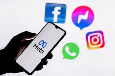Kazan, Rusya - 28 Ekim 2021: Facebook adını Meta olarak değiştirdi. Facebook metaverse 'e ait ürünlerin logolarının arka planında Meta logosu olan akıllı telefon.