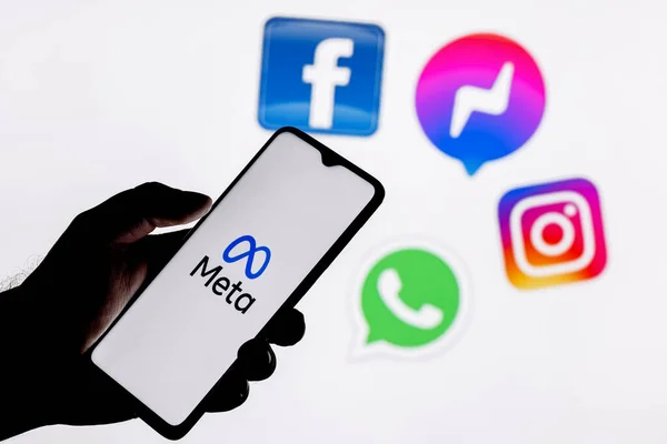 Kazan, Rusya - 28 Ekim 2021: Facebook adını Meta olarak değiştirdi. Facebook metaverse 'e ait ürünlerin logolarının arka planında Meta logosu olan akıllı telefon.