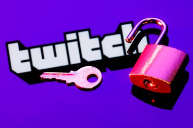 Kazan, Rusya - 28 Ekim 2021 Twitch 'in arka planında açık bir güvenlik kilidi ve anahtar ayna yansımasında canlı yayın servis logosu.