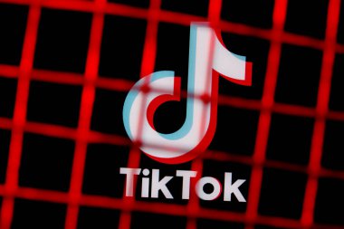 Kazan, Rusya - 31 Ekim 2021 TikTok sosyal ağının logosu parmaklıklar ardında. TikTok sansür ve yasaklama kavramı.