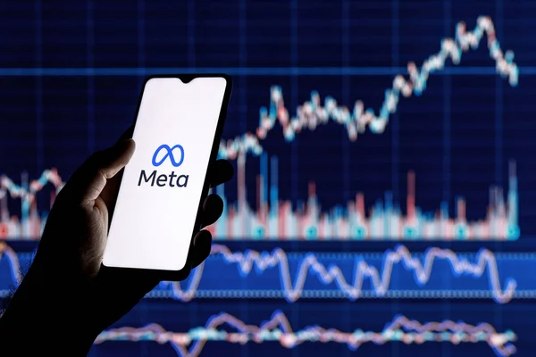 Kazan, Rusya - 31 Ekim 2021: Facebook adını Meta olarak değiştirdi. Arkaplanda Meta logosu olan akıllı telefon. Hisseler 1 Aralık 'tan itibaren MVRS biletiyle takas edilecek.