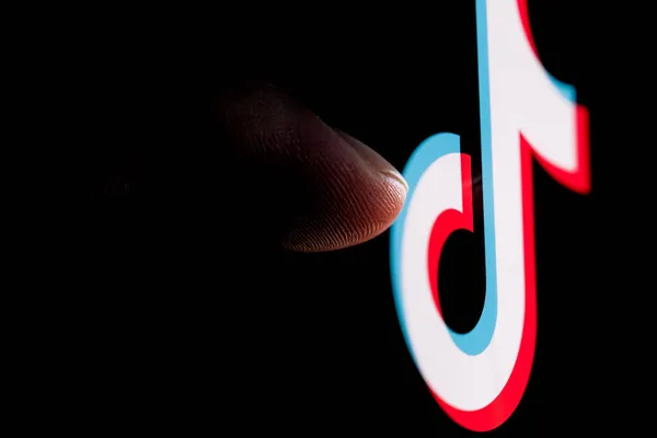 Kazan, Rusya - 31 Ekim 2021: Akıllı telefon ekranında parmak TikTok sosyal ağ logosuna uzanır.