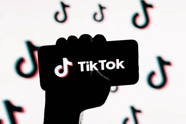 カザン ロシア 2021年10月31日 Tiktokロゴの背景にきれいに手で画面上のTiktokソーシャルネットワークのロゴを持つスマートフォン — ストック写真