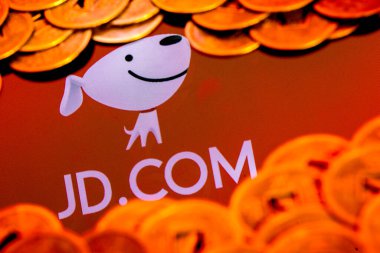Kazan, Rusya - 20 Ağustos 2021: JDcom Çinli bir e-ticaret şirketidir. JDcom logosu bulanık feng shui paralarıyla çevrili.