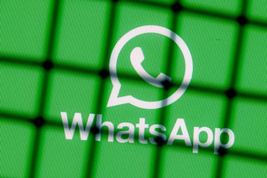 Kazan, Rusya - 08 Kasım 2021 Whatsapp kuryesinin logosu parmaklıklar ardında. Whatsapp sansür ve yasaklama kavramı.