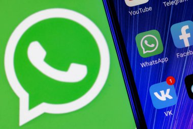 Kazan, Rusya - 08 Kasım 2021: Akıllı telefon ekranındaki diğer uygulamalar arasında Whatsapp kurye uygulamasının simgesi. Arka planda Whatsapp logosu var..