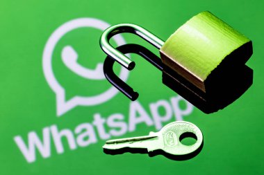 Kazan, Rusya - 08 Kasım 2021: Ayna yansımasında Whatsapp kurye logosunun arka planında açık bir güvenlik kilidi ve anahtarı.