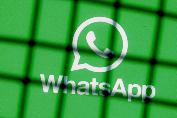 Kazan, Rusya - 08 Kasım 2021 Whatsapp kuryesinin logosu parmaklıklar ardında. Whatsapp sansür ve yasaklama kavramı.