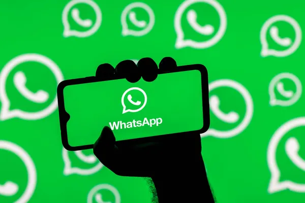 Kazan Rusia Nov 2021 Smartphone Con Mensajero Whatsapp Pantalla Una — Foto de Stock