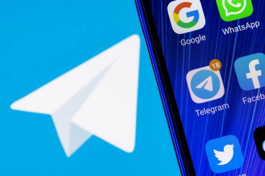Kazan, Rusya - 11 Kasım 2021: Akıllı telefon ekranındaki diğer uygulamalar arasında Telegram kurye uygulamasının simgesi. Arka planda Telegram logosu var..