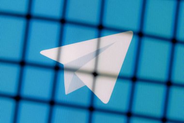 Kazan, Rusya - 11 Kasım 2021: Telegram habercisinin logosu parmaklıklar ardında. Telegram sansür ve yasaklama kavramı.