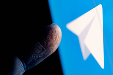 Kazan, Rusya - 11 Kasım 2021: Akıllı telefon ekranında Telegram kurye logosuna uzanan parmak.