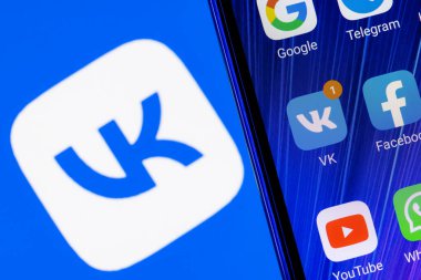 Kazan, Rusya - 13 Kasım 2021: Akıllı telefon ekranındaki diğer uygulamalar arasında VKontakte sosyal ağ uygulamasının simgesi. Arka planda VKontakte logosu var..