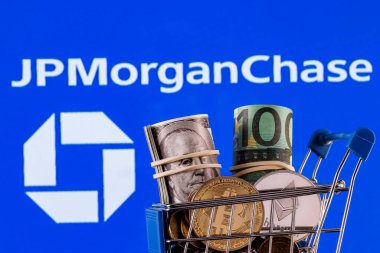 Kazan, Rusya - 24 Kasım 2021: JPMorgan Chase banka logosunun arka planında şifreli ve geleneksel alışveriş arabası para birimleri