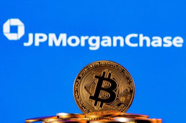 Kazan, Rusya - 24 Kasım 2021: JPMorgan Chase banka logosunun arka planında bir yığın altın bitcoin.