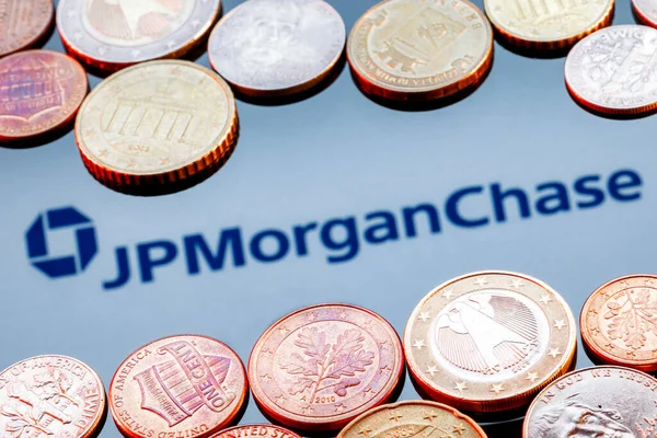 Kazan, Rusya - 24 Kasım 2021: JPMorgan Chase banka logosunun arka planında metal madeni paraların çeşitliliği
