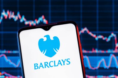 Kazan, Rusya - 03 Aralık 2021: Barclays banka logosu ile akıllı telefon. Arkaplanda Barclays hisse tablosu.