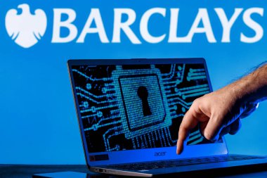 Kazan, Rusya - 03 Aralık 2021: Barclays banka logosunun arka planında kilit sembollü dizüstü bilgisayar. Kilit sembolünü işaret ediyor. Veri hackleme kavramı.